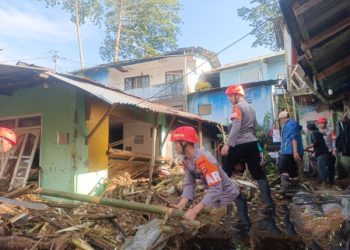 Reaksi Cepat, Anggota Brimob Jabar Evakuasi Dampak Banjir Bandang di Cisarua Bogor