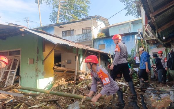 Reaksi Cepat, Anggota Brimob Jabar Evakuasi Dampak Banjir Bandang di Cisarua Bogor