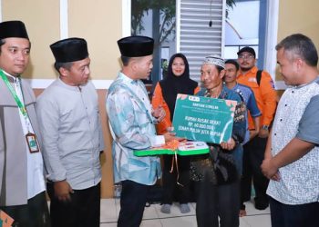 Bupati Bandung Serahkan Bantuan kepada Warga Terdampak Gempa Bumi