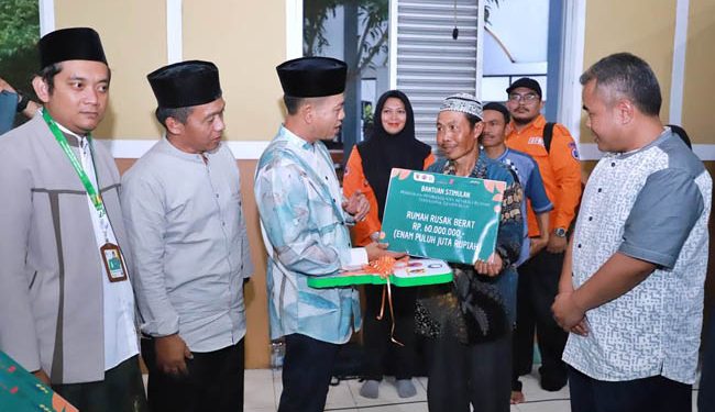 Bupati Bandung Serahkan Bantuan kepada Warga Terdampak Gempa Bumi