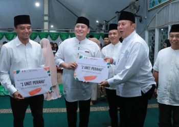 Percepat Banjir, Bupati Bandung Serahkan Bantuan Perahu Ke 16 Kecamatan