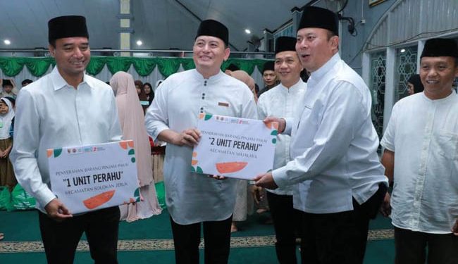 Percepat Banjir, Bupati Bandung Serahkan Bantuan Perahu Ke 16 Kecamatan