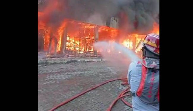 Pasar Jumat Dilalap Si Jago Merah, Ratusan Kios Hangus Terbakar