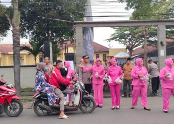 Polsek Majalaya Berbagi Takjil, Tebar Kebaikan di Bulan Suci Ramadan