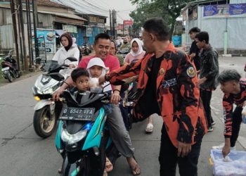 Pemuda Pancasila Paseh Bagi-bagi Takjil dan Santuni 40 Anak Yatim