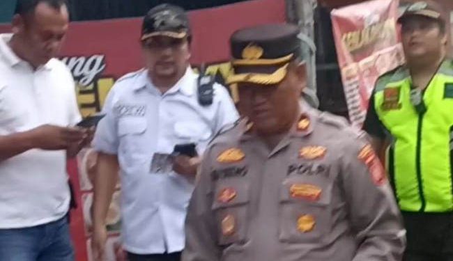 Polsek Majalaya Bagikan Takjil dan Pasang Stiker Awas Copet di Angkot