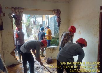 Brimob Jabar dan Instansi Terkat terus Bantu Evakuasi Rumah Terdampak Banjir di Bogor