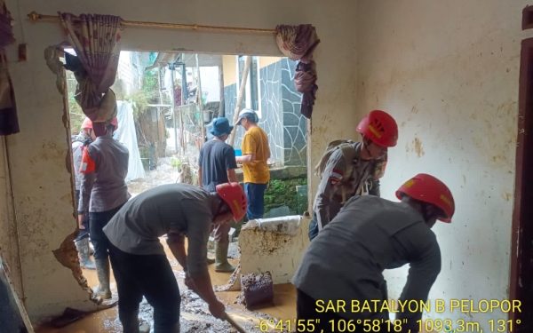 Brimob Jabar dan Instansi Terkat terus Bantu Evakuasi Rumah Terdampak Banjir di Bogor