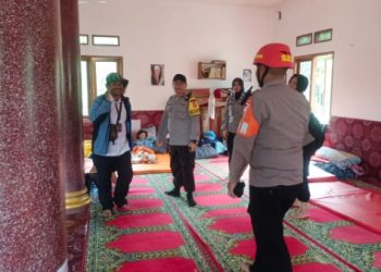 Aggota SAR Brimob Jabar Siaga Cek Pengungsi Korban Banjir Bandang