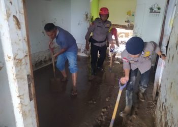 Brimob Polda Jabar Hadir Ditengah Masyarakat Bantu Evakuasi Dampak Bencana Banjir