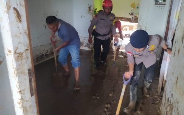 Brimob Polda Jabar Hadir Ditengah Masyarakat Bantu Evakuasi Dampak Bencana Banjir