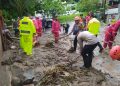 SAR Brimob Jabar Berkolaborasi dengan  Satwil Bersihkan Lumpur Pasca  Banjir di Sukabumi