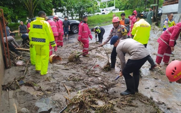 SAR Brimob Jabar Berkolaborasi dengan Satwil Bersihkan Lumpur Pasca Banjir di Sukabumi