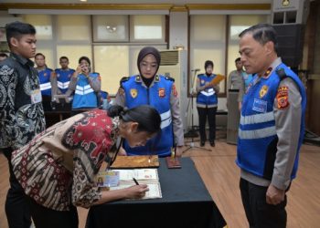 Berjanji “Betah”, Panitia dan Peserta Calon  Anggota Polri Polda Jabar 2025 Disumpah
