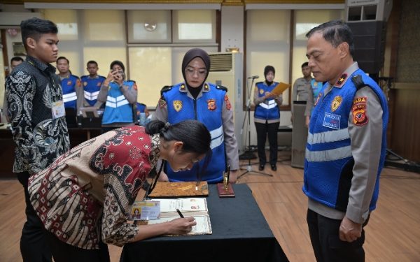 Berjanji “Betah”, Panitia dan Peserta Calon  Anggota Polri Polda Jabar 2025 Disumpah