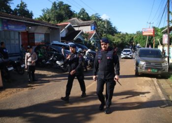 Dansat Brimob Jabar Amankan Kunjungan Wapres RI ke Sukabumi Tinjau Jembatan Ambruk