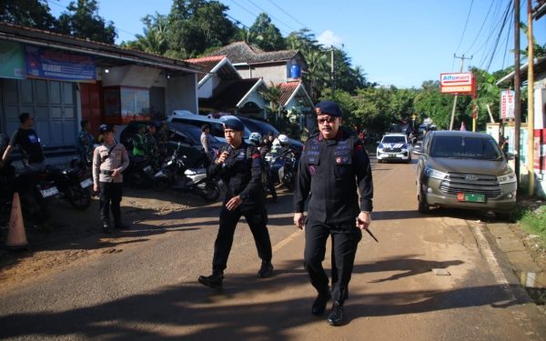 Dansat Brimob Jabar Amankan Kunjungan Wapres RI ke Sukabumi Tinjau Jembatan Ambruk