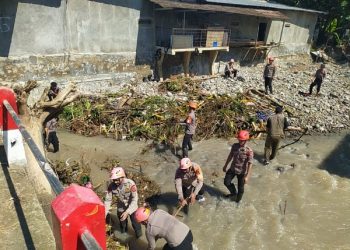 Tim SAR Brimob Jabar Terus Bersihkan Puing dan Sampah Sisa Banjir di Sukabumi
