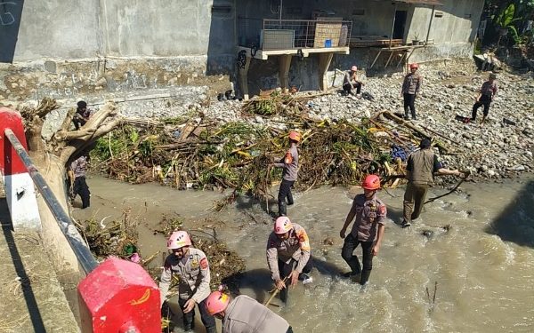 Tim SAR Brimob Jabar Terus Bersihkan Puing dan Sampah Sisa Banjir di Sukabumi