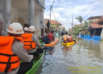 Kini Tim SAR Batalyon A Pelopor Evakuasi Banjir di Desa Dayeuh Kolot Bandung