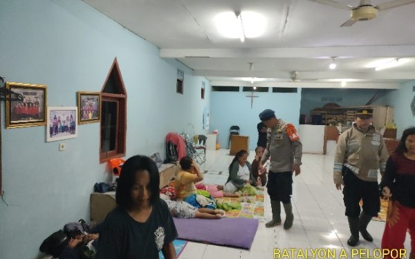 Selain Evakuasi, Satbrimob Polda Jabar Hadirkan Dapur Lapangan Bantu Korban Bencana Alam