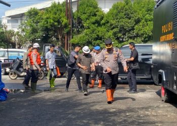 Anggota Brimob Jabar Terus Monitor Apsca Bencana Hidro Meteorologi di Bogor