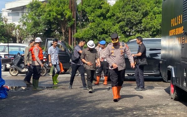Anggota Brimob Jabar Terus Monitor Apsca Bencana Hidro Meteorologi di Bogor