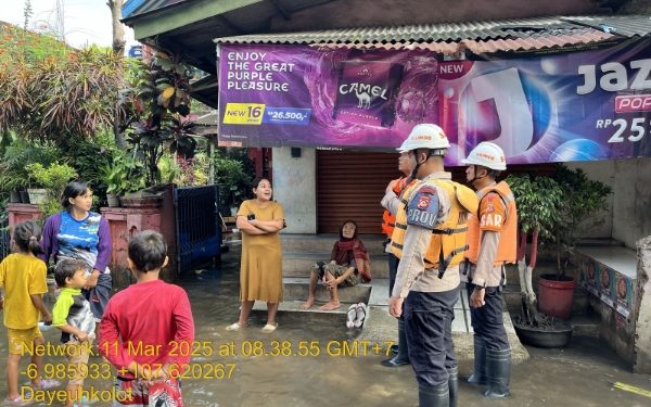 Pasca Diterjang Banjir, Dayeuhkolot Bandung Diawasi Anggota Brimob Jabar