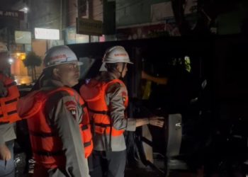 Brimob Polda Jabar Hadirkan Mobil Maung saat Evakuasi Korban Banjir Dayeuhkolot