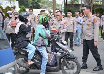Wakapolda Jabar Bareng Media Turun Langsung Berbagi Takjil kepada Warga Bandung