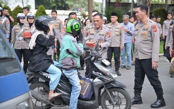 Wakapolda Jabar Bareng Media Turun Langsung Berbagi Takjil kepada Warga Bandung