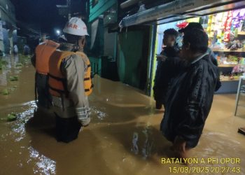 Reaksi Cepat, Tim SAR  Batalyon A Pelopor Pantau  Banjir di Cimanggung Sumedang