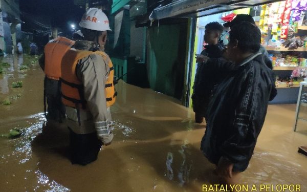 Reaksi Cepat, Tim SAR  Batalyon A Pelopor Pantau  Banjir di Cimanggung Sumedang