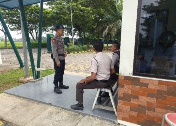 Anggota Brimob di Karawang Sambangi Pesantren, Ingatkan Kamtibmas