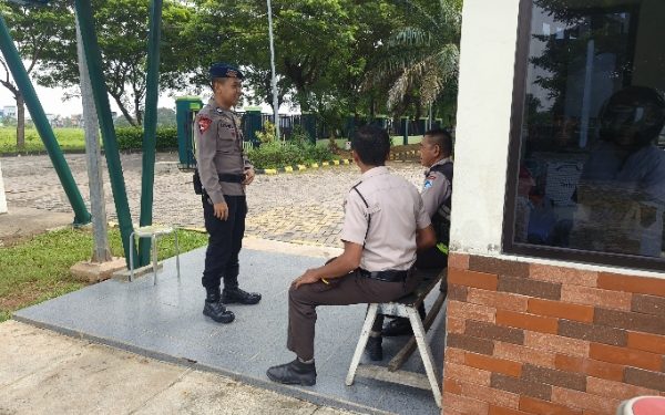 Anggota Brimob di Karawang Sambangi Pesantren, Ingatkan Kamtibmas