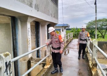 Tim Sar Brimob Jabar Patroli SAR di Pintu Air Desa Gintung