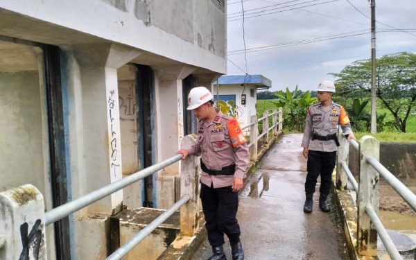 Tim Sar Brimob Jabar Patroli SAR di Pintu Air Desa Gintung