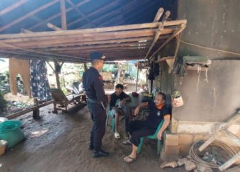 Anggota Brimob Jabar Berikan Arahan Kamtibmas kepada Warga Purwakarta