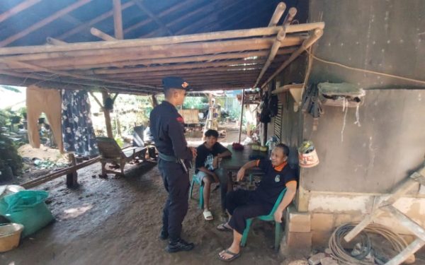 Anggota Brimob Jabar Berikan Arahan Kamtibmas kepada Warga Purwakarta