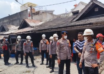 Anggota Brimob Jabar Sigap Bantu padamkan Kebakaran di Pasar Jum’at Purwakarta