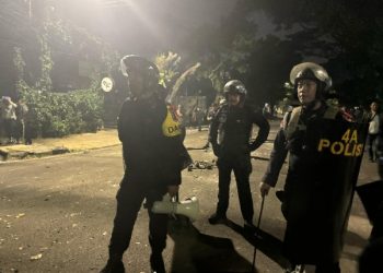 Dansat Brimob Jabar Pimpin Pengamanan Aksi Demo Mahasiswa di Gedung DPRD