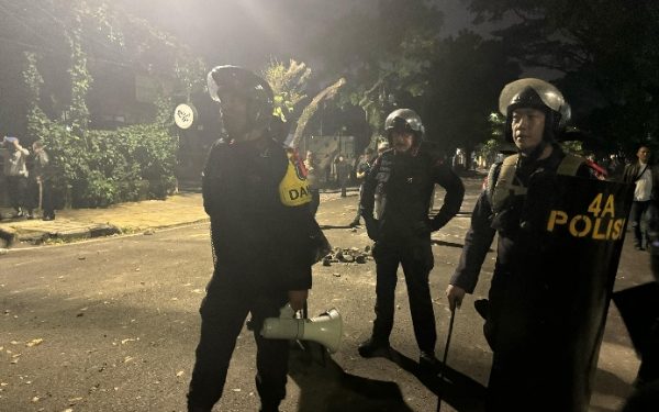 Dansat Brimob Jabar Pimpin Pengamanan Aksi Demo Mahasiswa di Gedung DPRD