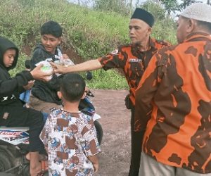 Ormas PP Ranting Sukadana Bareng Pengrus DKM Nurul Ilmi Bagi-Bagi Takjil