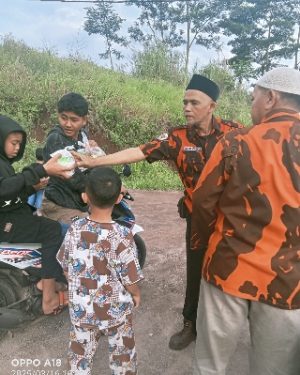 Ormas PP Ranting Sukadana Bareng Pengrus DKM Nurul Ilmi Bagi-Bagi Takjil