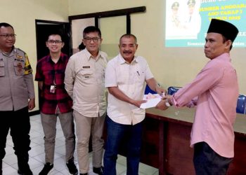 Guru Ngaji di Desa Padaulun Terima Bantuan Kesejahteraan