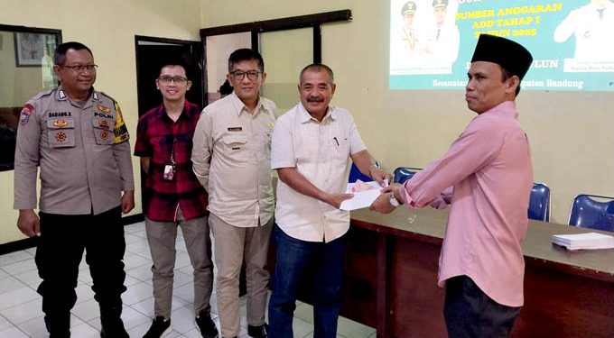 Guru Ngaji di Desa Padaulun Terima Bantuan Kesejahteraan