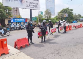 Anggota Brimob Jabar Berikan Arahan Kamtibmas kepada Masyarakat