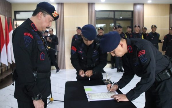 Dansat Brimob Polda Jabar Pimpin Upacara Penyerahan Jabatan Wadansat