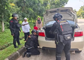 Luar Biasa, Personel Brimob Jabar Bantu Perbaiki Kendaraan Pemudik yang Mogok