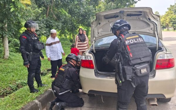 Luar Biasa, Personel Brimob Jabar Bantu Perbaiki Kendaraan Pemudik yang Mogok